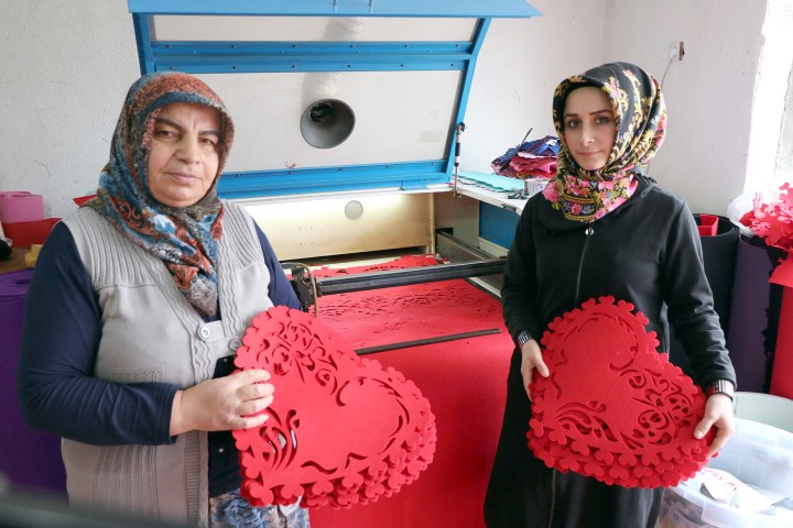 Yozgat’ta kurduğu atölyesinde tütü, duvar süsü, magnet gibi çeşitli eşyalar