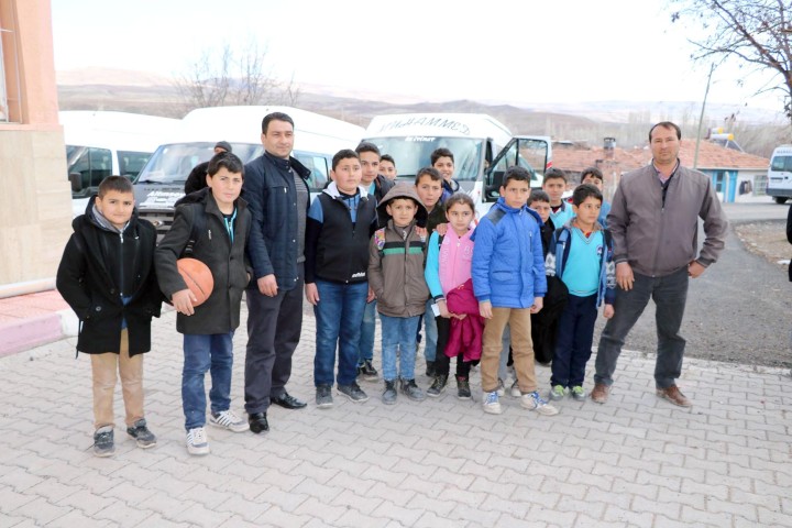Yozgat’ın merkeze bağlı Güneşli köyünde okulları olmadığı için taşımalı sistemle
