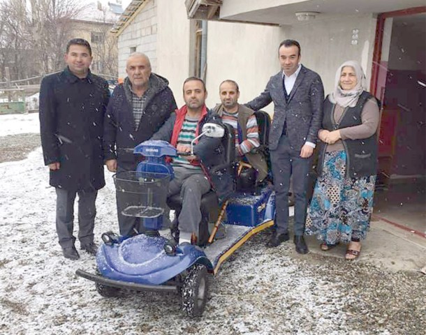 Akdağmadeni Kaymakamı Alp Eren Yılmaz, bedensel engelli Ramazan ve Alparslan