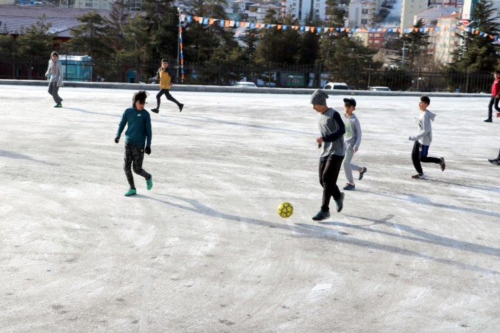 Yozgat’ta bir okulun buz tutan bahçesinde çocuklar tehlikeye aldırış etmeden