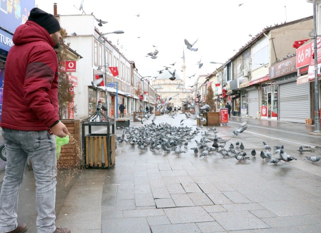Yozgat’ta soğuk kış günlerinde yem bulmakta güçlük çeken yüzlerce güvercini