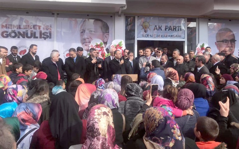 AK Parti Sarıkaya Seçim Koordinasyon Merkezi yoğun katılımla açılışı gerçekleştirildi.