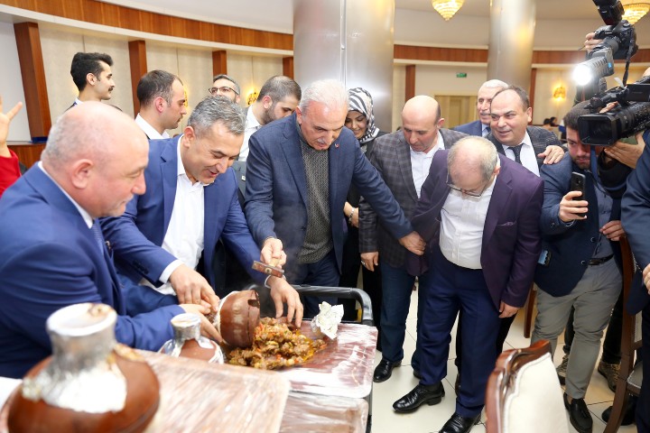 AK Parti Ümraniye Belediye Başkan adayı İsmet Yıldırım, katıldığı bir