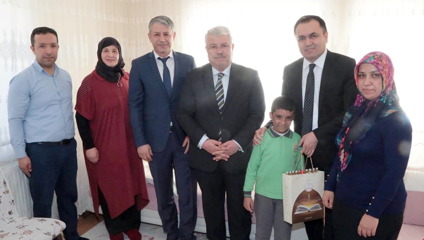 Yozgat Valisi Kadir Çakır, doğuştan Kseroderma Pigmentozum hastalığı nedeniyle evde