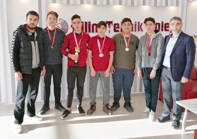 Yozgat Okul Sporları Atletizm Gençler B Kategorisinde yarışan Bilim Teknik