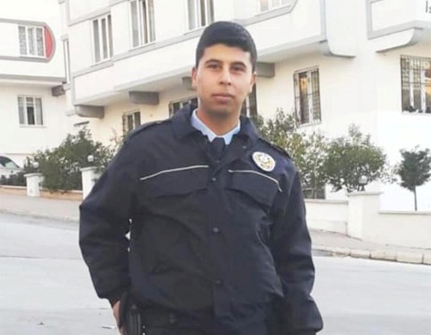 Gaziantep'te görevi başındayken şüpheli gördükleri bir aracı kovalayan polisler kaza