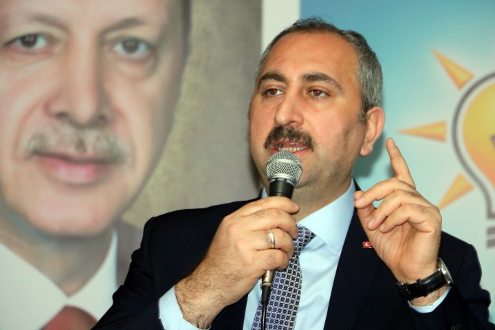Adalet Bakanı Abdulhamit Gül, “Karşımızda bir ittifak birleştirmeye çalışıyorlar, bir