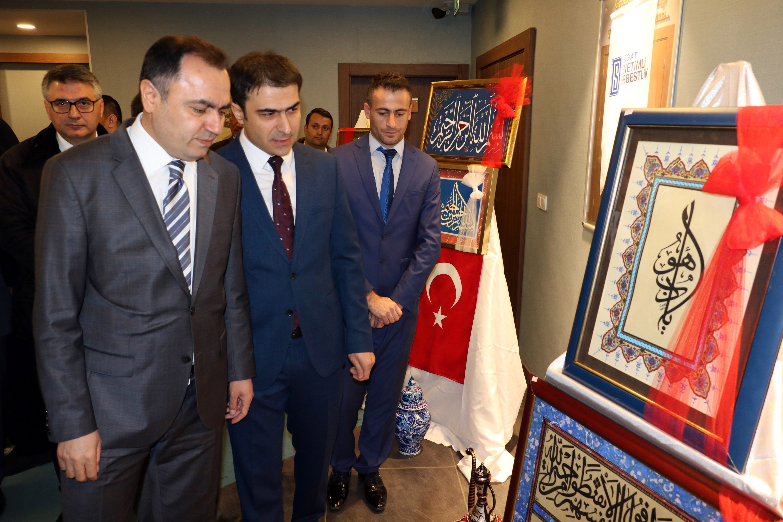 Yozgat’ta cezaevinde katıldığı kurslarda çini, hat, tezhip, bakır gibi geleneksel