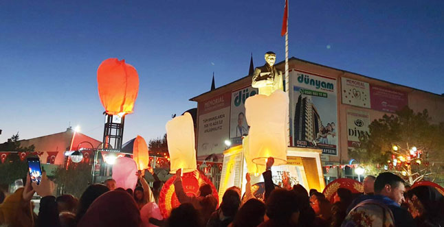 Çanakkale Deniz Zaferi'nin 104'üncü yıldönümü kutlamaları kapsamında düzenlenen Fener Alayı'nda,