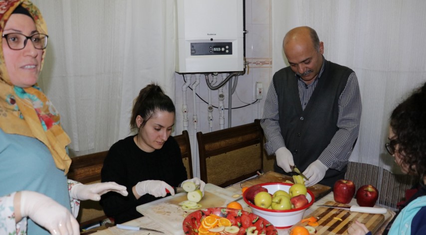 Yozgat'ta, genç bir bayan diyet için internette alternatif atıştırmalık ararken