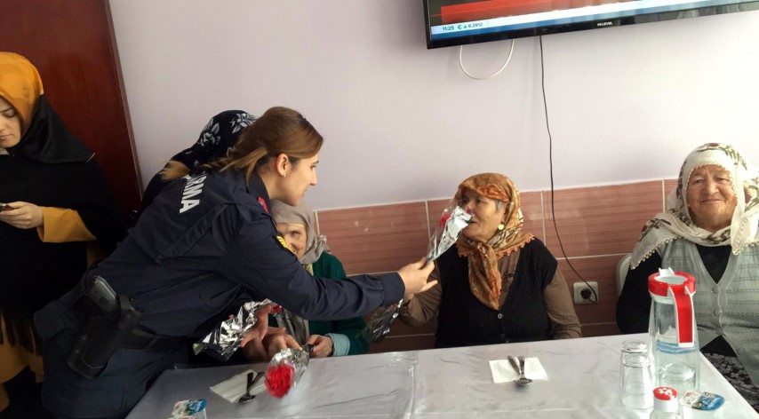 Yaşlılar Haftası sebebiyle Yozgat Merkez İlçe Jandarma Komutanlığı ekipleri, Esenli