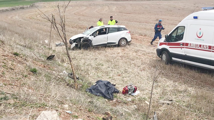 Kırıkkale-Yozgat karayolunun 85. kilometresinde meydana gelen kazada takla atarak tarlaya