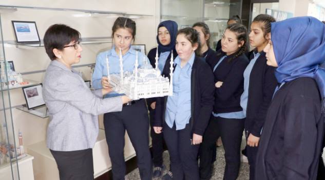 Yozgat Zübeyde Hanım Mesleki ve Teknik Anadolu Lisesi öğrencileri, ülkelerin
