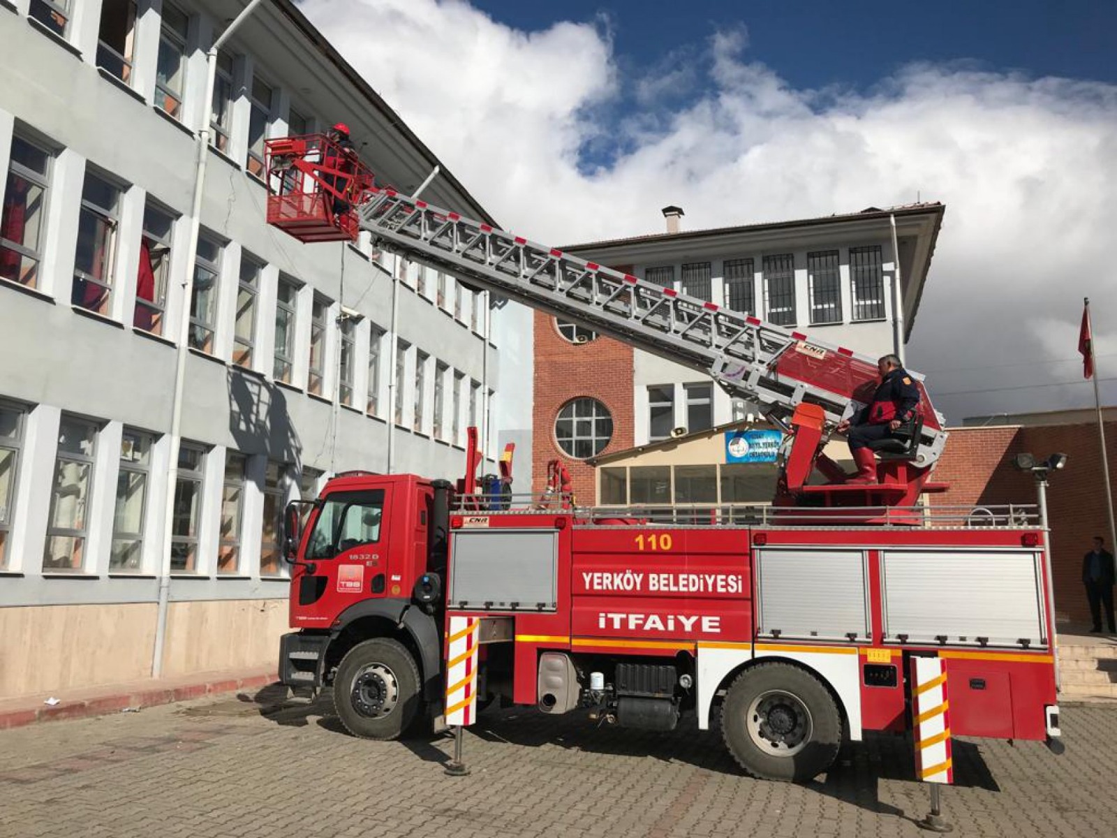Yerköy ilçesi Şehit Muammer Nacakoğlu İmam Hatip Ortaokulunda personel tahliye