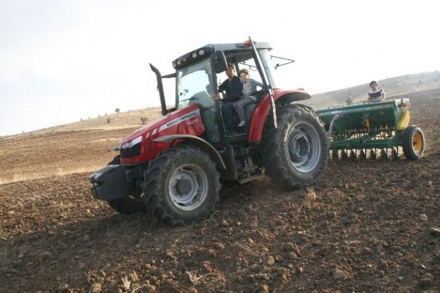 Yargıtay 12. Hukuk Dairesi, borçlu çiftçinin tarla-bahçede kullandığı traktörünün haczedilemeyeceğine