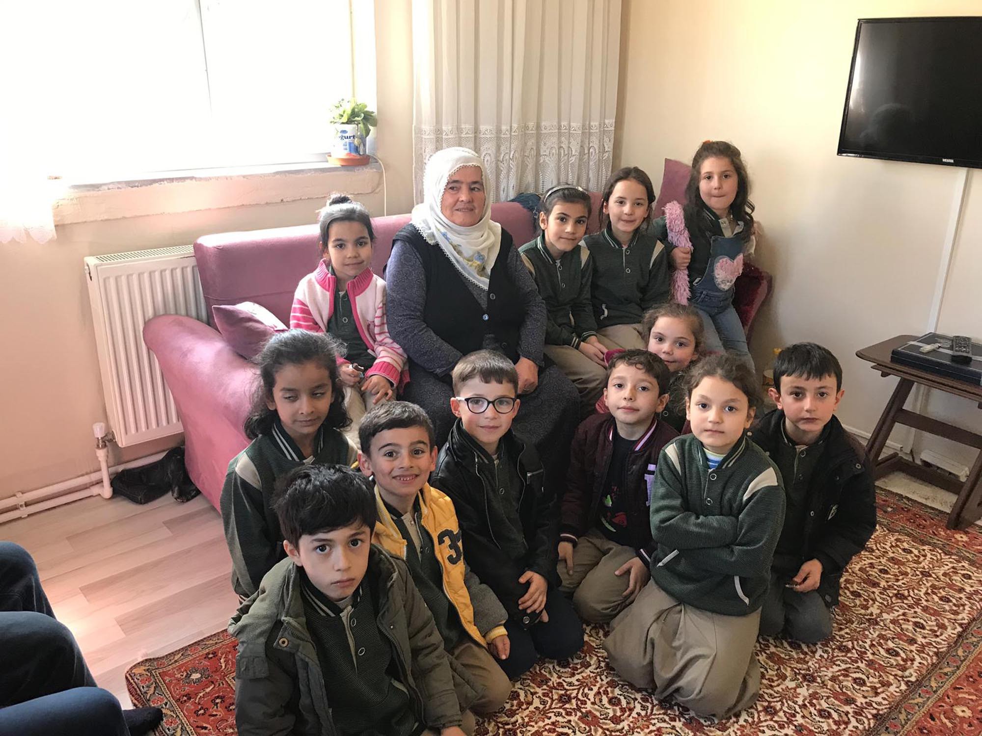 Yozgat’ın Sorgun Agahefendi İlkokulu öğrencileri, “Yaşlılar Haftası” nedeniyle yaşlıları evlerinde