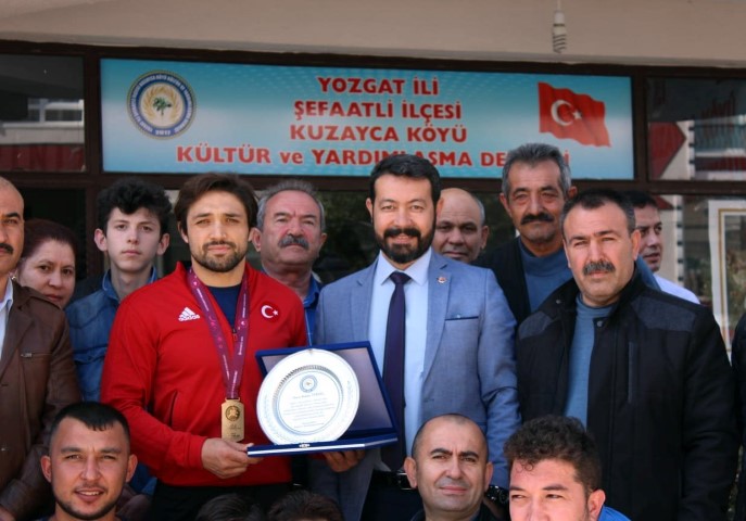 Avrupa Güreş Şampiyonası'nda altın madalya ile dönen milli sporcu Atakan