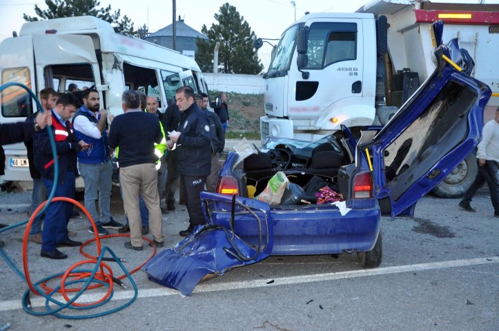 Sorgun ilçesinde otomobil ile işçileri taşıyan servis minibüsünün kafa kafaya