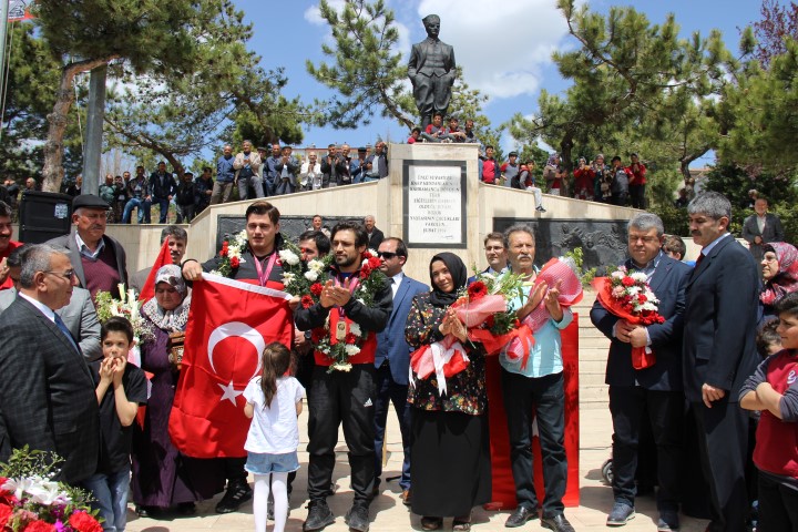 Romanya’nın başkenti Bükreş’te gerçekleştirilen Avrupa Güreş Şampiyonası’nda altın madalya kazanan