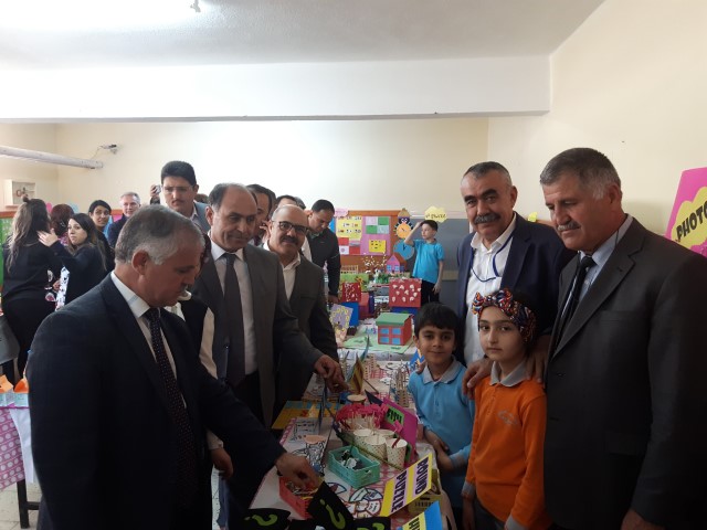 Yozgat Mehmet Akif Ersoy İlkokulu’nda, İngilizce dersi öğretmenleri Şifanur Şeyma