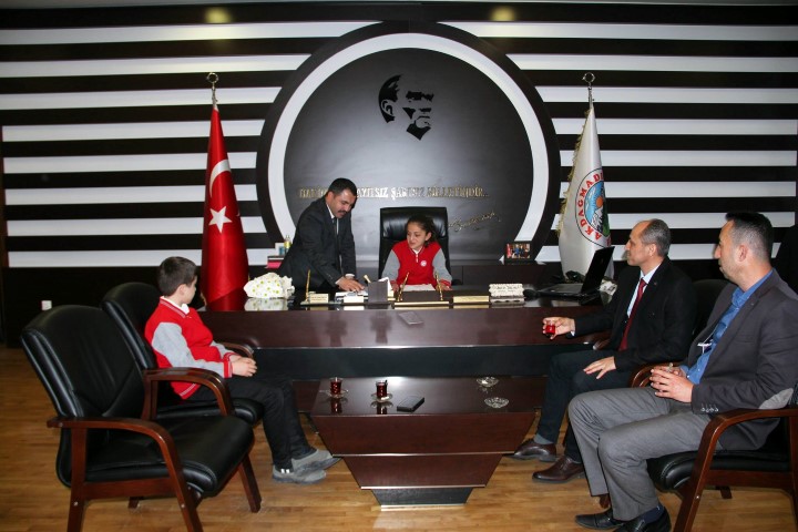 23 Nisan kutlamaları çerçevesinde Akdağmadeni Mehmet Akif Ersoy İlkokulu öğrencileri