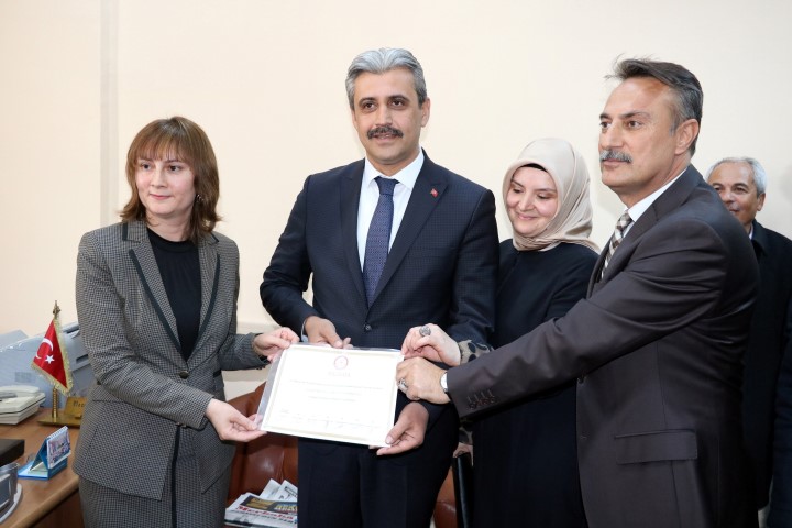 AK Parti’den Yozgat Belediye Başkanlığına seçilen Celal Köse, mazbatasını aldı.