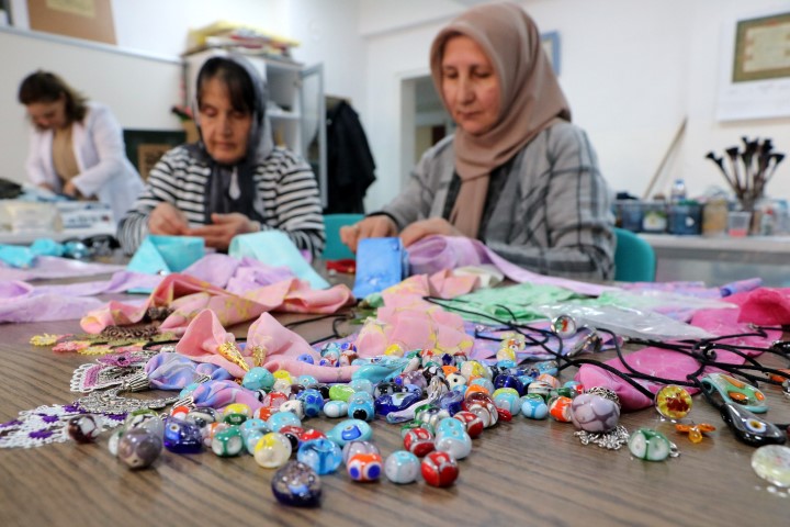Yozgat Halk Eğitim Merkezi ve Akşam Sanat Okulu’nda kursiyer kadınlar,