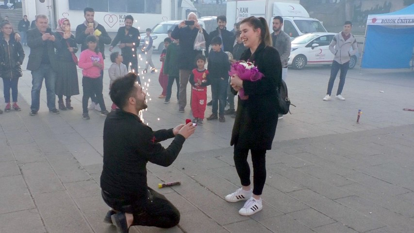 Yozgat’ta Murat Altaş, kız arkadaşı Miyase Feyza Biçer’e Cumhuriyet Meydanı’nda