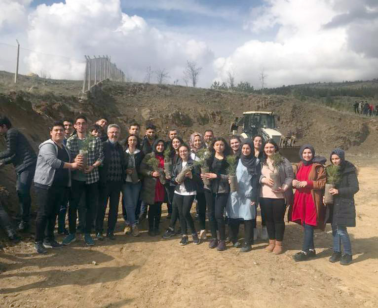 AYÇ Fen ve Anadolu Lisesi 12. Sınıf öğrencileri okullarının bulunduğu