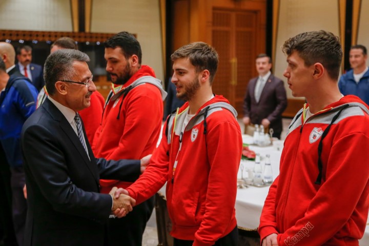 Cumhurbaşkanı Yardımcısı Fuat Oktay, Cumhurbaşkanlığı Külliyesi’nde, Hentbol Erkekler 1. Ligi’nde