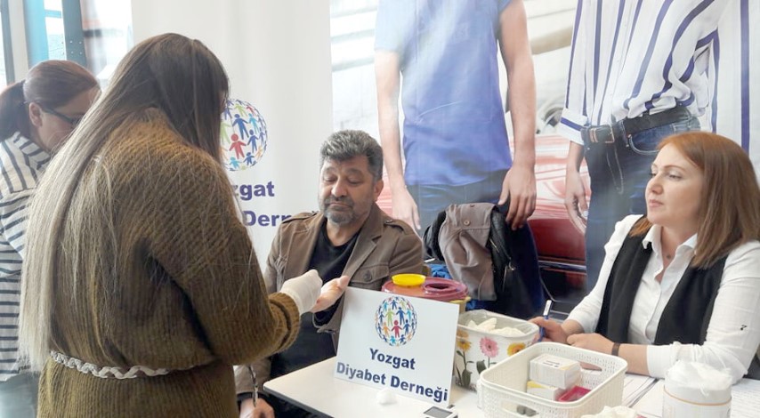 Yozgat Diyabet Derneği üyeleri, diyabette farkındalık oluşturmak için bir alışveriş