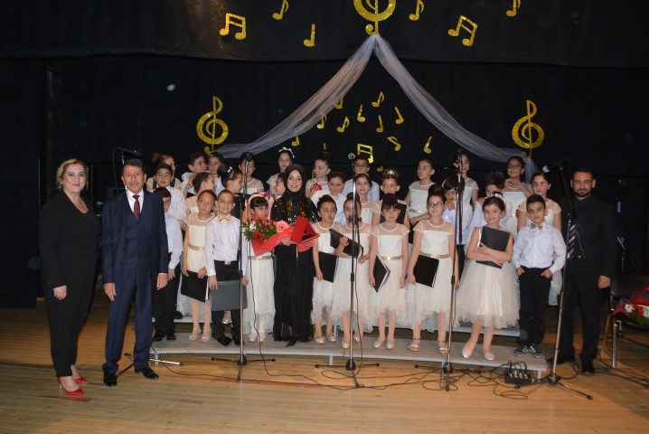 Yozgat Çözüm Koleji 4.sınıf öğrencileri, mezuniyet töreni dolayısıyla konser verdi.