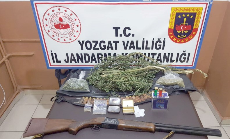 Çayıralan ilçesinde evinde uyuşturucu madde bulunduran 1 kişi tutuklandı. 