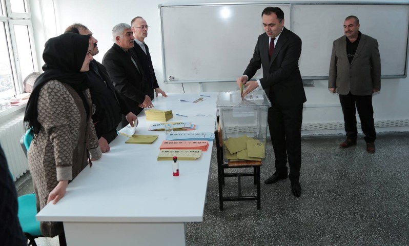 Yozgat Valisi Kadir Çakır, oyunu Halk Eğitim Merkezinde kullandı.