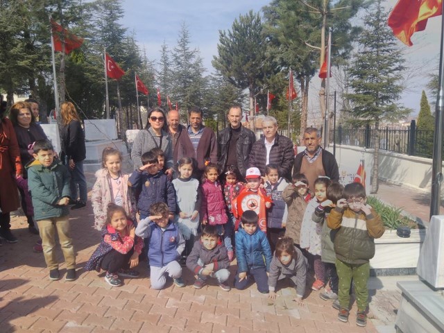 Yerköy Şehit Kamil Çelikkaya Okulu Anasınıfı öğrencileri Harçlıklarıyla aldıkları fidanları