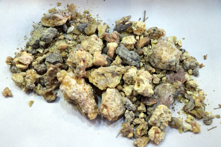 Aktarlarda şifa amaçlı satılan ‘çam sakızı’ öksürük, şeker, iltihaplanma ve