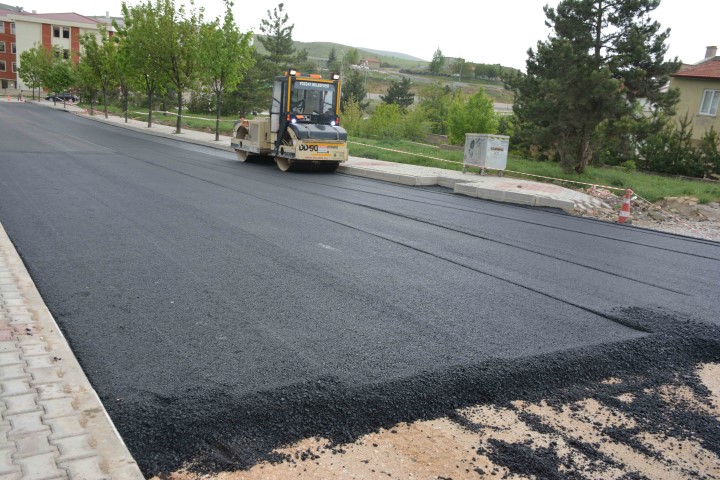 Yozgat Belediyesi asfalt çalışmalarına Bahçeşehir Mahallesi'nden start verdi.
