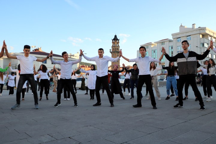 Yozgat’ta 19 Mayıs’ın 100. yılı için düzenlenen ‘Dünya Atabarı Oynuyor’