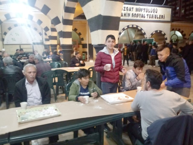 Yozgat'ta Bilal Şahin Külliyesinde, teravih namazının ardından kurulan masalarda vatandaşlara
