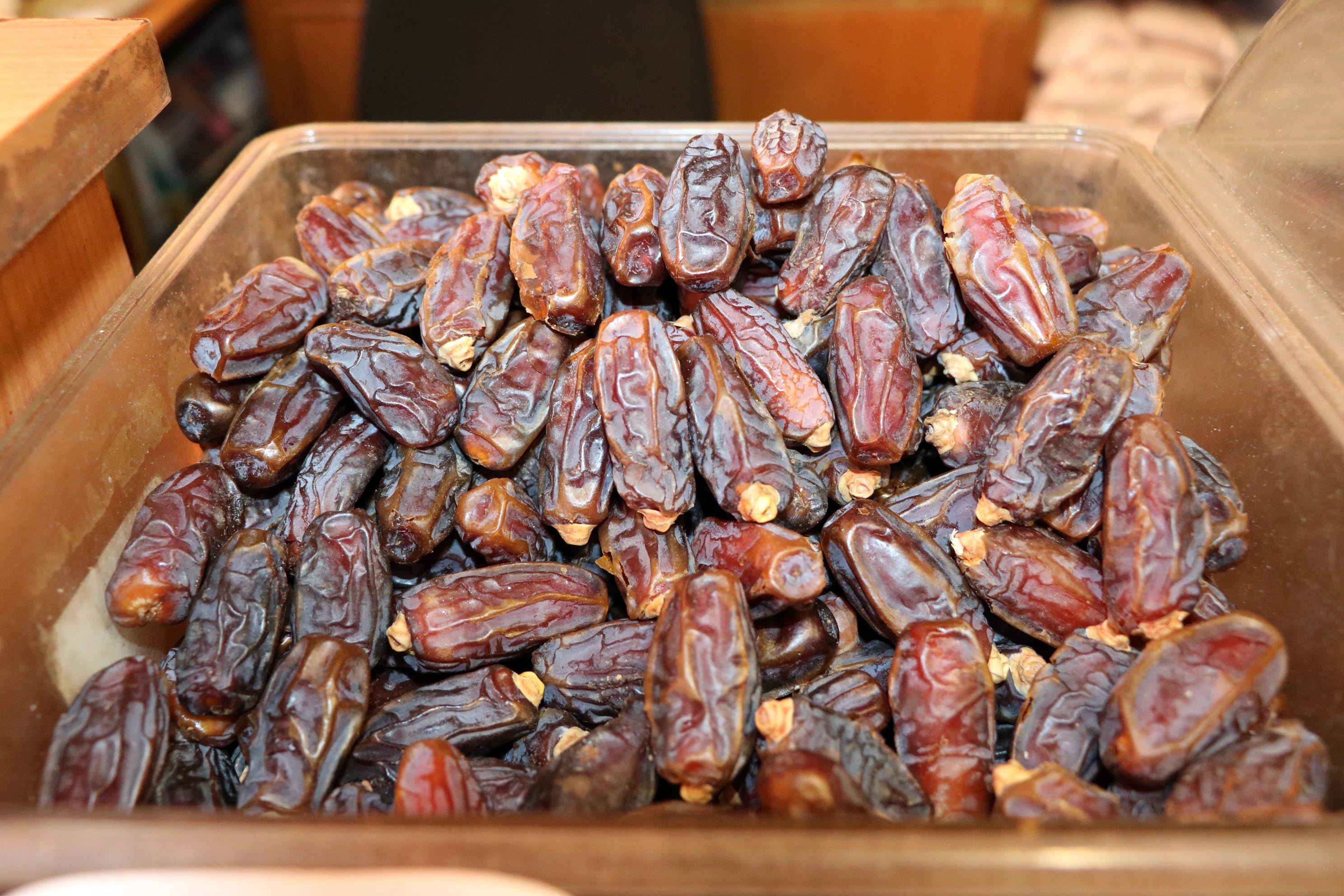 Ramazan ayının vazgeçilmezi hurma tezgahlarda yerini aldı. 
