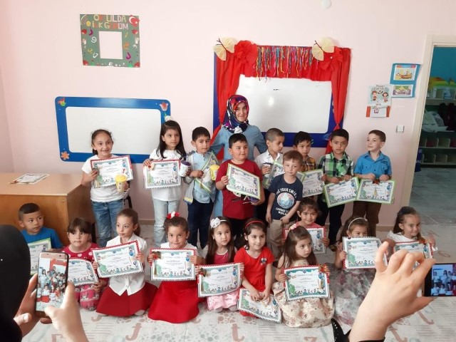 Boğazlıyan ilçesinde Kuran-ı Kerim öğrenen minik öğrenciler hem belgelerini hem