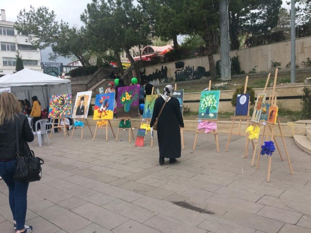 Yozgat AYÇ Okulları tarafından ihtiyaç sahibi ailelere yönelik kermes düzenlendi.Cumhuriyet