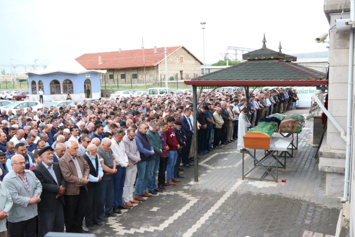 İzmir’in Bayraklı ilçesinde çocukları Mahmut Can Kalkan tarafından siyanür ile