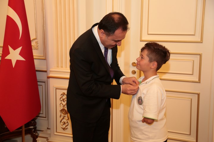 Doğuştan iki kolu dirsekten ve bir bacağı olmayan Muhammet Enes