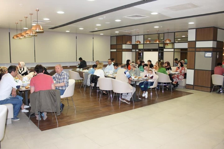 Yozgat Şehir Hastanesi tarafından düzenlenen iftar yemeğinde hastane çalışanları bir