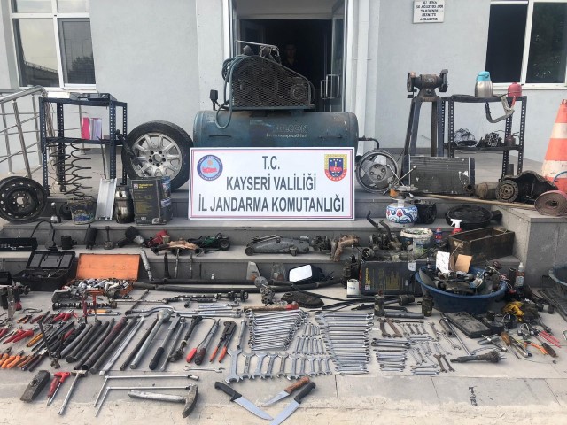 Kayseri İl Jandarma Komutanlığı ekiplerince şüphelenilen araçta yapılan aramalarda piyasa