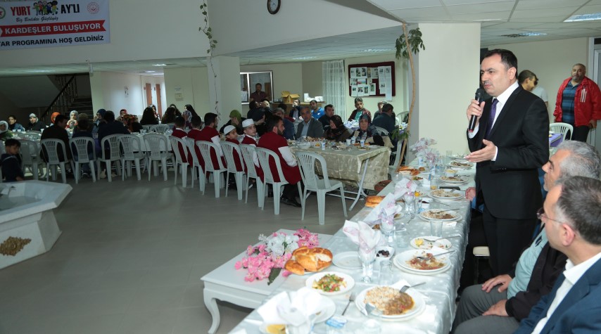 Alparslan Türkeş Huzurevinde kalan yaşlılarla gençler iftar sofrasında buluştu.
