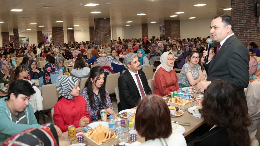 Yozgat Valisi Kadir Çakır, Üniversite Öğrencilerinin İftar Sofrasına Misafir Oldu.