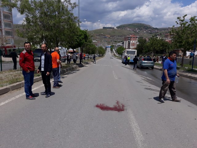 Yozgat’ta meydana gelen trafik kazasında yolun karşısına geçmek isteyen küçük