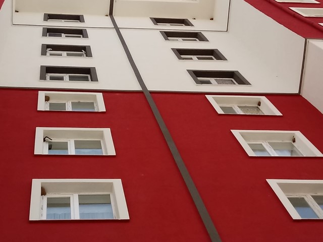 Yozgat’ta 10 katlı bir sitenin cam kenarlarına yuva yapan kuşlar